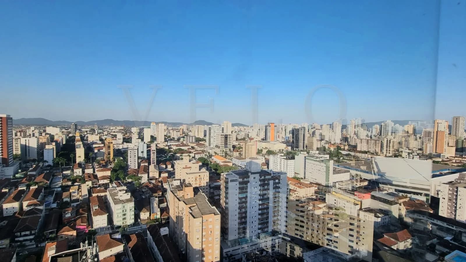 Vista do bairro Campo Grande em Santos, com casas, prédios e os morros ao fundo