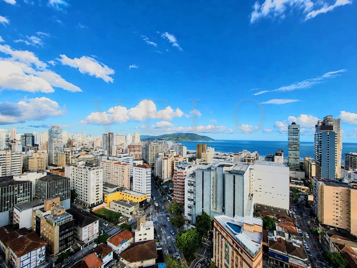 Vista do bairro Gonzaga e da orla de Santos do alto de um apartamento