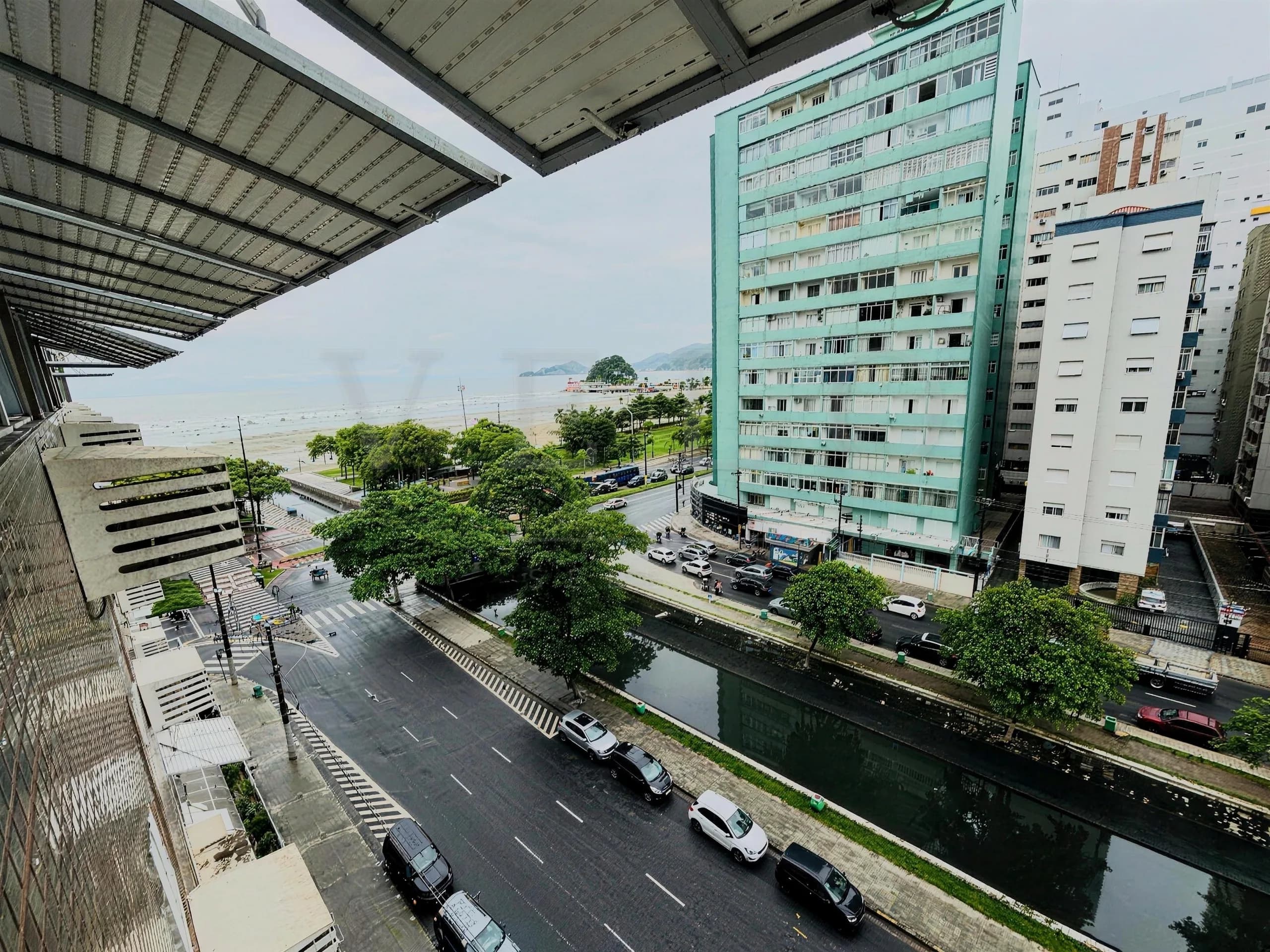 Vista da Pompéia em Santos com o canal, a orla e o morro ao fundo
