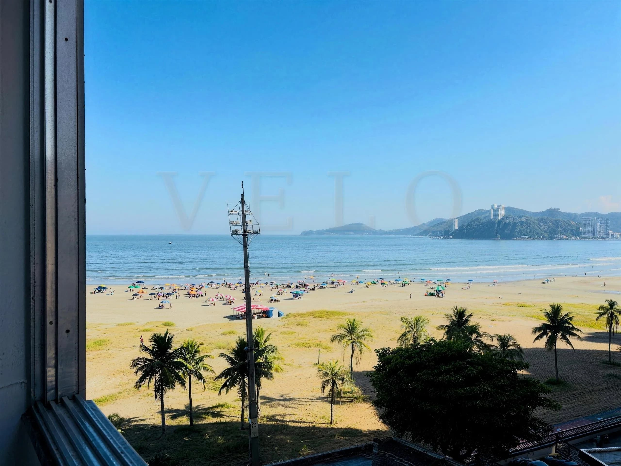 Praia do José Menino em Santos, com a divisa de São Vicente ao fundo