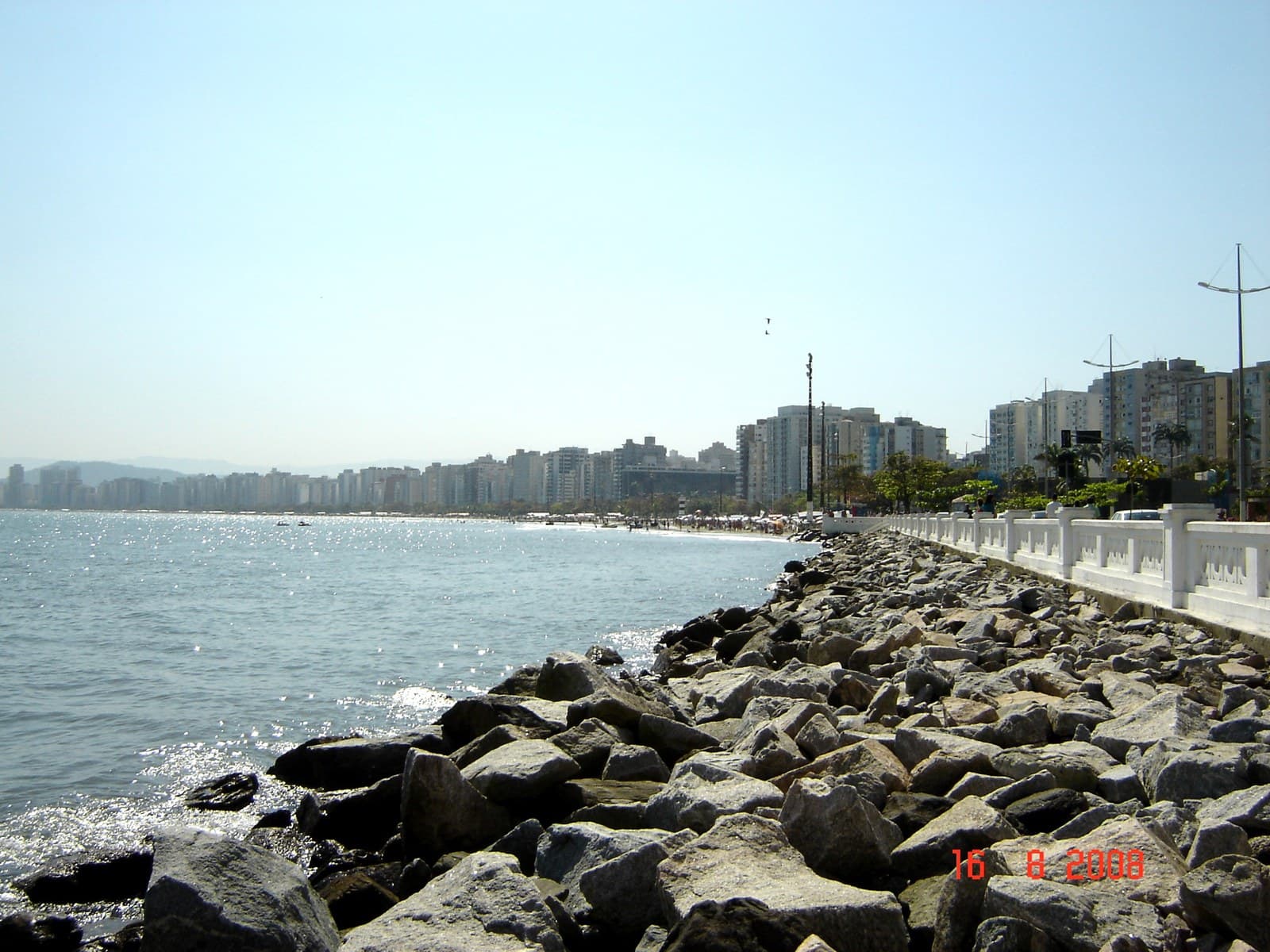A praia da Ponta da Praia, o emissário e o Deck do Pescador