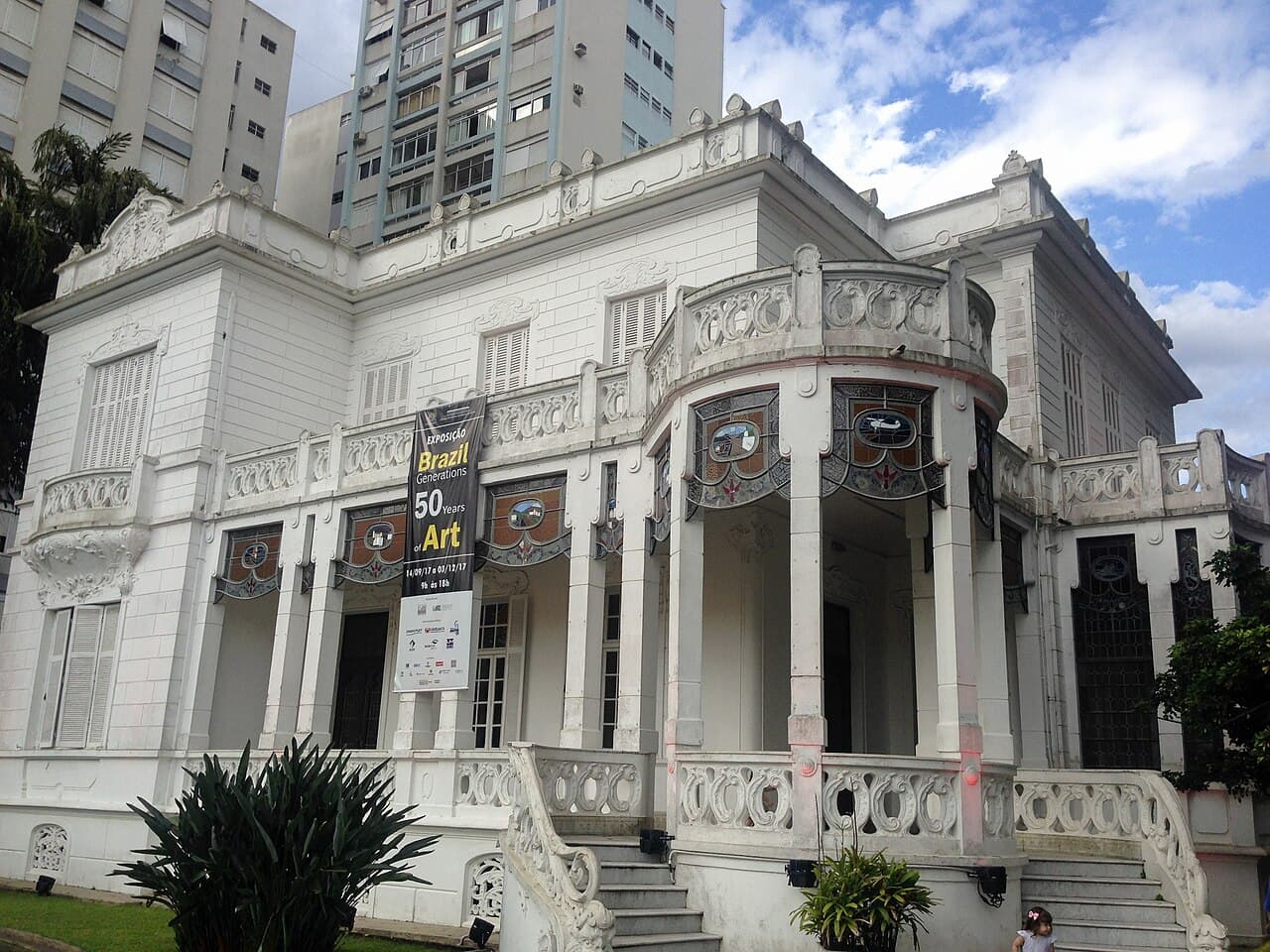 Casarão branco da Pinacoteca Benedicto Calixto, na avenida Bartolomeu de Gusmão, em Santos