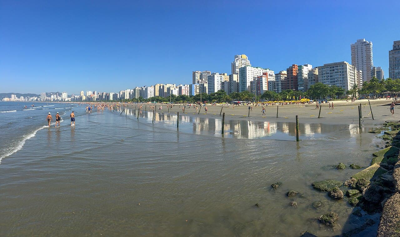 Panorama da praia de Santos na altura do canal 5, com a curva da orla e a linha de prédios do Embaré