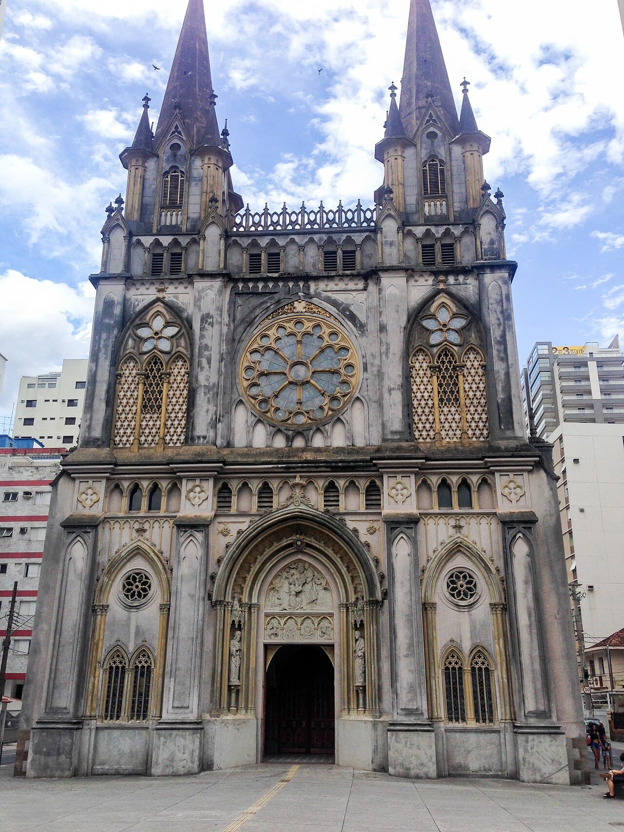 Fachada gótica completa da Basílica de Santo Antônio do Embaré, em Santos, com as duas torres